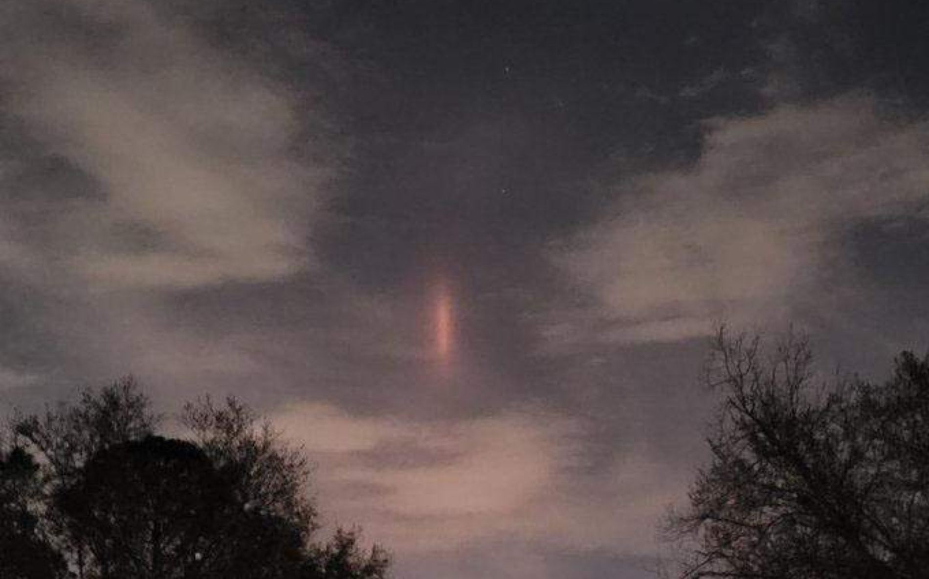 ¿Viste la extraña luz roja en el cielo de Tampico?